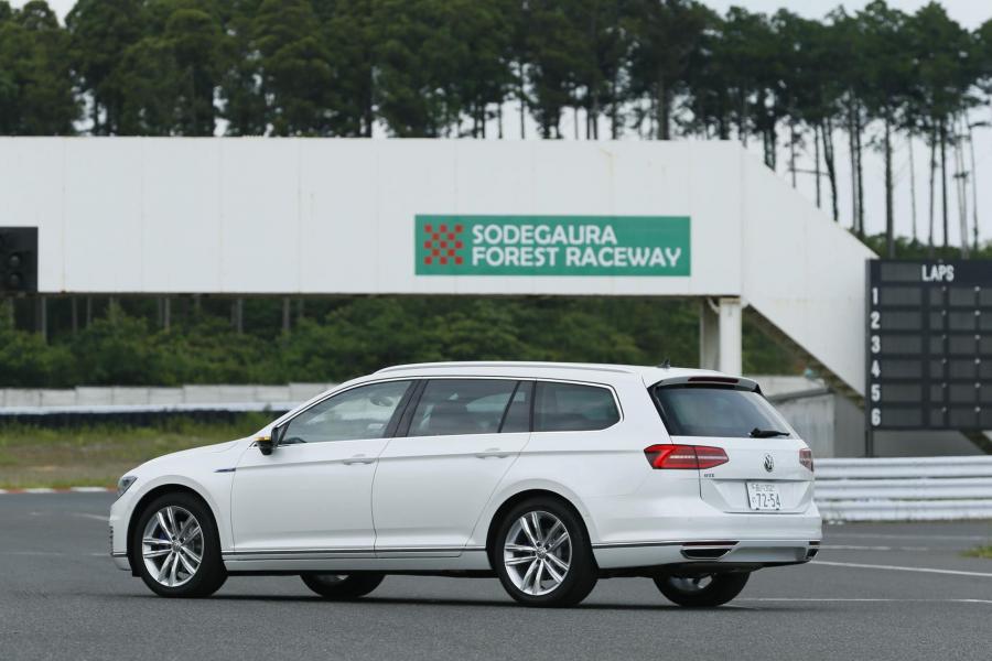  Volkswagen Passat Variant GTE 2017 года  (JP) (фото 5 из 5)